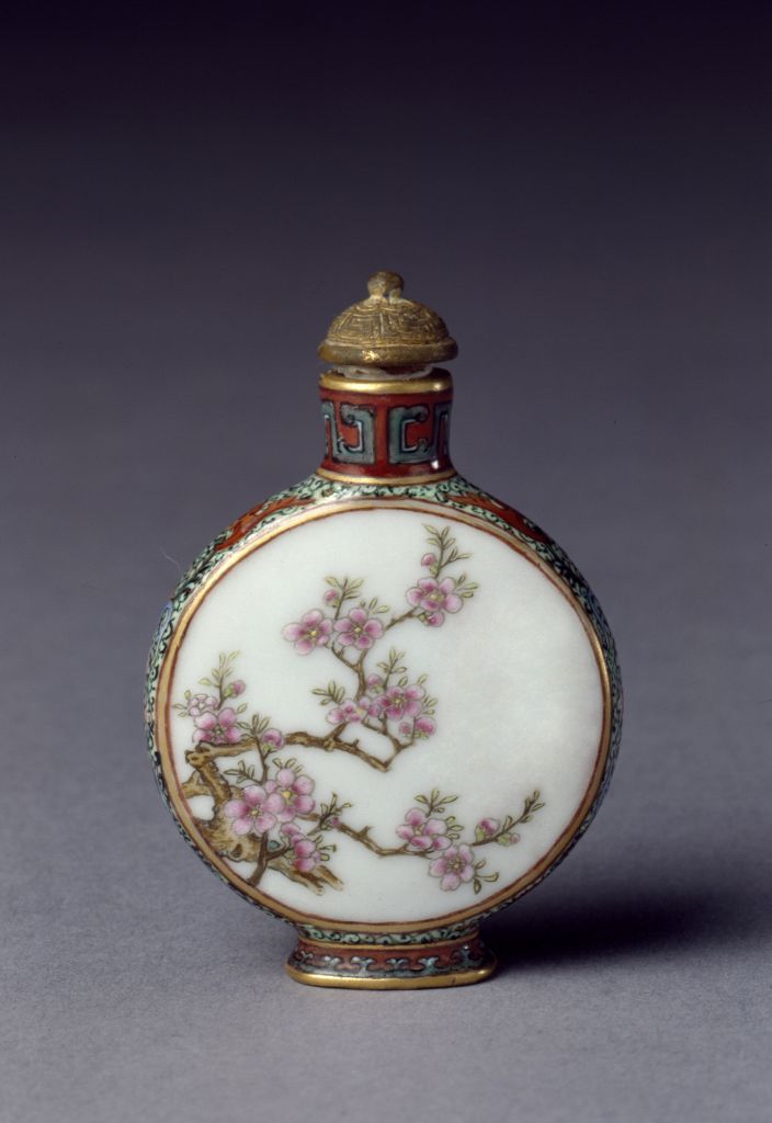 图片[1]-Porcelain snuff bottle with pink plum blossom pattern-China Archive